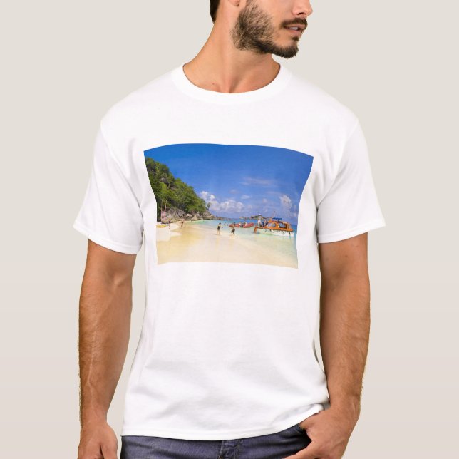 Thailand, Andaman Sea. Passagiere an Land T-Shirt (Vorderseite)