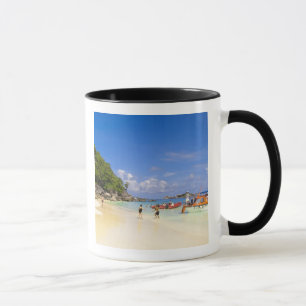 Thailand, Andaman Sea. Passagiere an Land Tasse