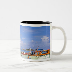 Thailand, Andaman Sea. Passagiere an Land Zweifarbige Tasse