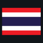 Thailändische Flagge Poster<br><div class="desc">Die thailändische Flagge ist ein glühendes,  horizontales Bicolor-Triband. Die verwendeten Farben in der Flagge sind blau,  rot und weiß. Der Anteil der thailändischen Flagge beträgt 2:3. Die Flagge Thailands wurde 1917 adoptiert.</div>