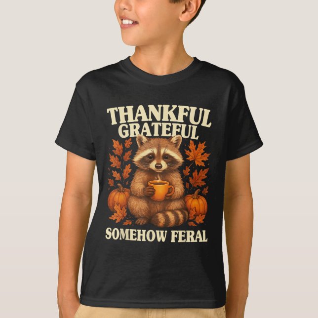 Thankful Grateful Somehow Feral Funny Raccoon Autu T-Shirt (Vorderseite)