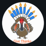 Thanksanukkah Thanksgivukkah Türkei menorah Gesche Runder Aufkleber<br><div class="desc">DIESES TÜRKEI MENORAH IST EIN EINZIGARTIGES DESIGN AUF EINER VIELZAHL VON CHANUKAH HANUKKAH GIFTS FÜR DANKSGIVUKKAH 2013. TRAGEN SIE EIN THANKSANUKKAH SHIRT UND GEBEN SIE DEM HOSTESS EINE BESONDERE SCHÜRZE,  IHREN JÜDISCHEN PREIS ZU ZEIGEN.</div>