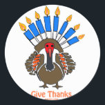 Thanksanukkah Thanksgivukkah Türkei menorah Gesche Runder Aufkleber<br><div class="desc">DIESES TÜRKEI MENORAH IST EIN EINZIGARTIGES DESIGN AUF EINER VIELZAHL VON CHANUKAH HANUKKAH GIFTS FÜR DANKSGIVUKKAH 2013. TRAGEN SIE EIN THANKSANUKKAH SHIRT UND GEBEN SIE DEM HOSTESS EINE BESONDERE SCHÜRZE,  IHREN JÜDISCHEN PREIS ZU ZEIGEN.</div>