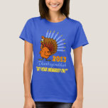 Thanksgivukkah 2013 "erhalten Ihr Menurkey auf" T T-Shirt<br><div class="desc">Feiern Sie Thanksgivukkah 2013 mit diesem klassischen menurkey T - Shirt! Aufmachung eines lustigen Cartoontruthahns mit einem menorah für einen Schwanz. Ein Chanukka-Erntedank tritt nicht für andere 77.000 Jahre auf! Ergreifen Sie so dieses große Andenken-Shirt für diese Sobald-in-ein-Lebenszeitfeier. *Makes ein großes Geschenk für Chanukka UND Erntedank 2013 * wählen Sie...</div>