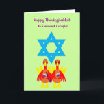 Thanksgivukkah Funny Turkeys Weinkarte Feiertagskarte<br><div class="desc">Eine humorvolle originale c.a.teresa Illustration Grußkarte oder Einladung eines Putenpaares mit einem Glas koscheren Wein mit schönem Stern von David Hintergrund. Die perfekte Mischung aus Erntedank und Hanukka, die dieses Jahr zusammenfallen wird. Diese farbenfrohen Festkarten können auch im Inneren mit Ihrem eigenen Foto oder Ihrer eigenen Nachricht angepasst werden! Dieses...</div>