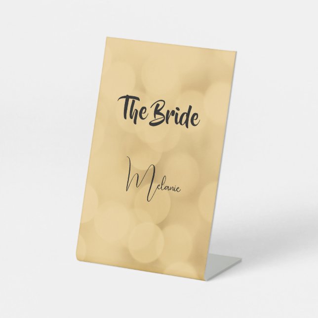 The Bride - bearbeitbarer Text auf Gold Pedestal S Sockelschild (Vorderseite)