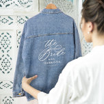 The Bride Elegant Script Brides Name Wedding Date Jeansjacke<br><div class="desc">Unsere minimale und elegante "The Bride" Hochzeitsdenim-Jacke ist mit der modernen Script-Kalligraphie "The Bride" ausgestattet. Entworfen, um den Kopf an Ihren besonderen Tag drehen zu lassen. Egal ob Sie eine Trendsetter Braut sind oder das perfekte Geschenk für die Braut suchen, diese Jacke ist eine Must-Have Ergänzung zu Ihrem Hochzeitsensemble. Warum...</div>