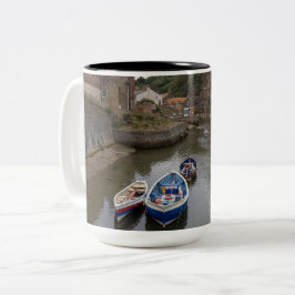 The Calm of Staithes Beck Zweifarbige Tasse