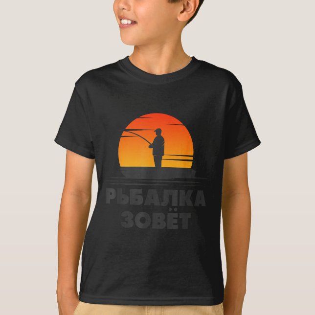 The Fishing Rod Calls Angler Russian Saying Fishin T-Shirt (Vorderseite)