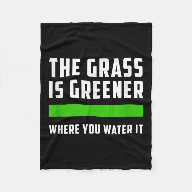 The Gr Is Greener Where You Water It, Motivational Fleecedecke (Vorderseite)