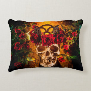 The human skull on the black table lies in the ros dekokissen