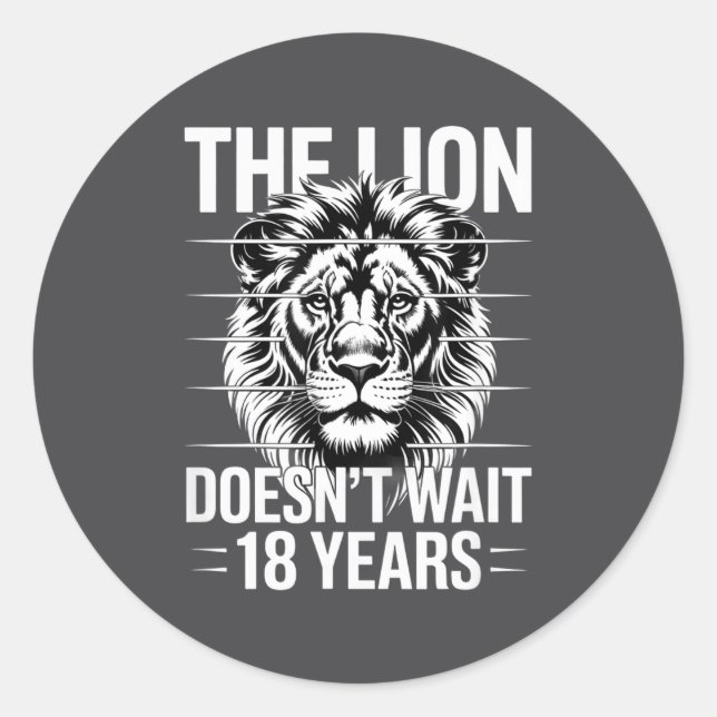 The Lion Doesn't Wait 18 Years Funny Meme Gen Z Al Runder Aufkleber (Vorderseite)