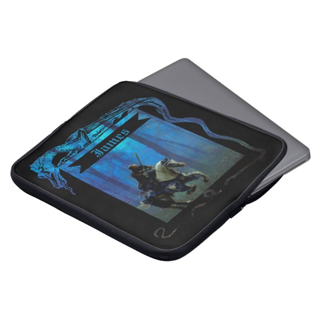 The Lone Knight: A Journey Through the Mist Laptopschutzhülle (Vorne Oben)