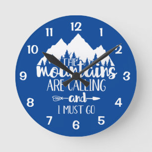 The Mountains Are Calling and I Must Go Blue White Runde Wanduhr