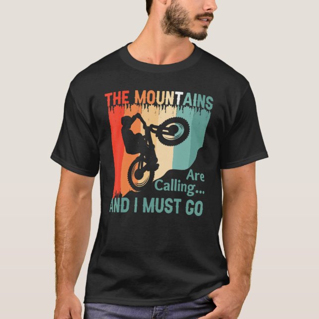 The Mountains Are Calling and I Must Go Mountain B T-Shirt (Vorderseite)