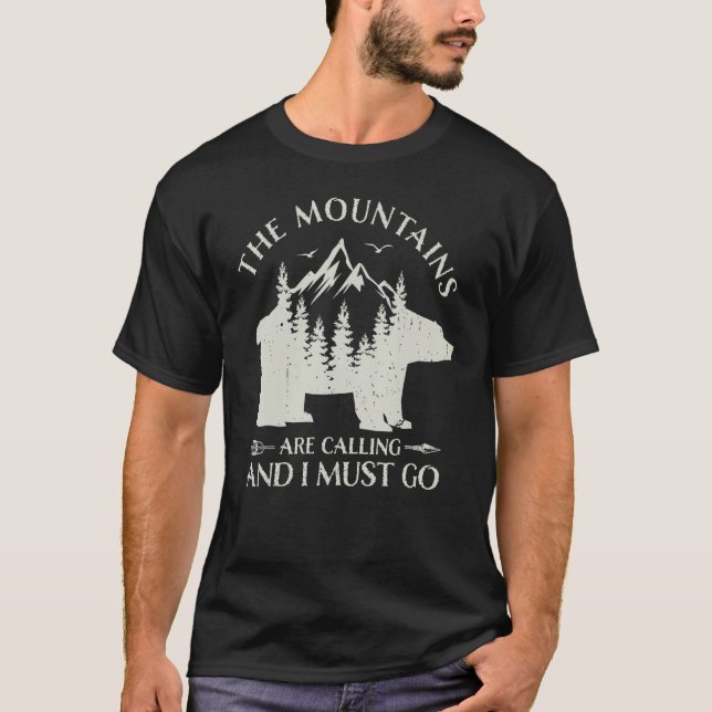 The Mountains are calling and i must go wild bear  T-Shirt (Vorderseite)