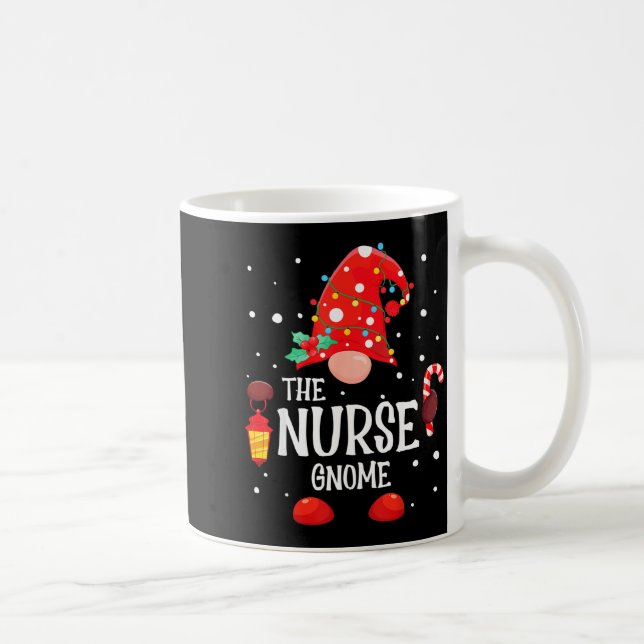 The Nurse Gnome Matching Family Christmas Gnome Pa Kaffeetasse (Rechts)