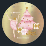 The Nutcracker Suite Dancer and Christmas Tree Runder Aufkleber<br><div class="desc">Haben Sie ein kleines Mädchen, das Lieben zum Tanzen hat? Sie wird diesen bezaubernden Aufkleber auf ihren Weihnachtsgeschenken Liebe geben! Die Tänzerin macht Ballett, während sie Ziergegenstände auf dem rosa Weihnachtsbaum hängt. Unter dem Baum befinden sich rosa und weiße Diamantmuster und ein goldweißes und weißes Rautenmuster verpackte Geschenke. Silberschneeflocken funkeln...</div>