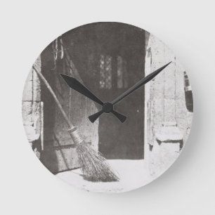 The Open Door, March, 1843 (b/w photo) Runde Wanduhr