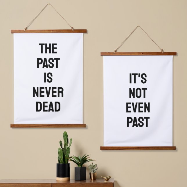 The Past is Never Dead, It's Not Even Past Wandteppich Mit Holzrahmen (Asymmetrisch)