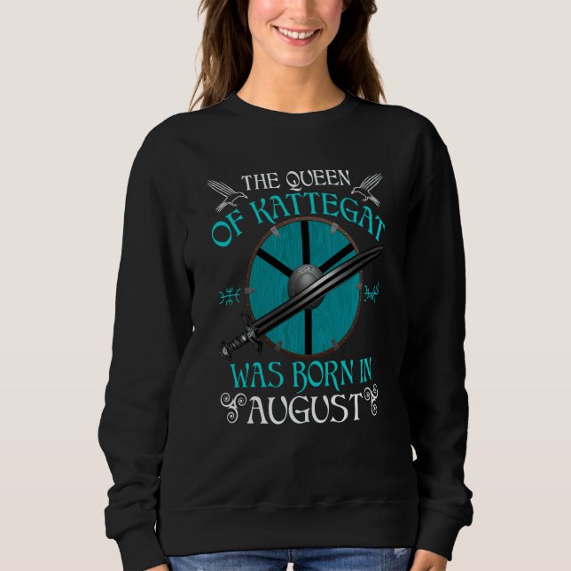 The Queen of Kattegat Was Born in August Shield Ma Sweatshirt (Vorderseite)