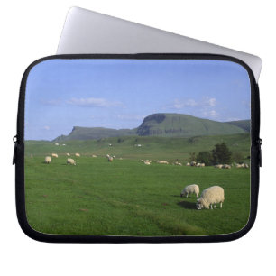 The Quiraing Mountains, Isle of Skye, Highlands, Laptopschutzhülle