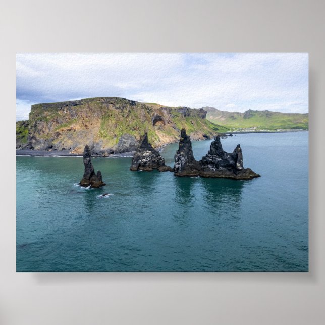 The Reynisdrangar rock formations in Iceland Poster (Vorne)