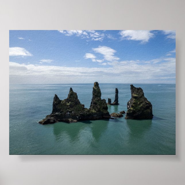 The Reynisdrangar rock formations in Iceland Poster (Vorne)