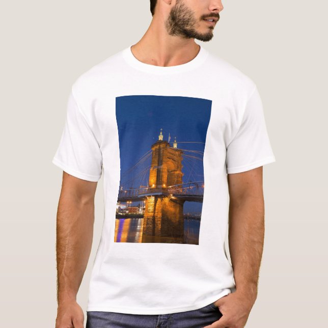 The skyline of Cincinnati, Ohio, USA at dusk T-Shirt (Vorderseite)