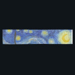 The Starry Night, 1889 von Vincent van Gogh Kurzer Tischläufer<br><div class="desc">The Starry Night,  1889 von Vincent van Gogh. Es zeigt den Blick von der Ostwand seines Asylzimmers in Saint-Rémy-de-Provence,  kurz vor Sonnenaufgang,  mit der Ergänzung eines imaginären Dorfes.</div>