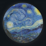 The Starry Night, 1889 von Vincent van Gogh Pappteller<br><div class="desc">The Starry Night,  1889 von Vincent van Gogh. Es zeigt den Blick von der Ostwand seines Asylzimmers in Saint-Rémy-de-Provence,  kurz vor Sonnenaufgang,  mit der Ergänzung eines imaginären Dorfes.</div>