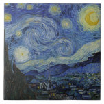 The Starry Night (Vincent van Gogh) (berühmte Kuns Fliese<br><div class="desc">Dieses Design zeigt ein berühmtes Gemälde des niederländischen postimpressionistischen Malers Vincent van Gogh (1853-1890). Es zeigt den Blick aus dem nach Osten gerichteten Fenster seines Asylzimmers in Saint-Rémy-de-Provence, kurz vor dem Sonnenaufgang; van Gogh fügte der Szene auch ein imaginäres Dorf hinzu. "The Starry Night" ist eines der bekanntesten Gemälde in...</div>