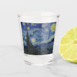 The Starry Night (Vincent van Gogh) (berühmte Kuns Schnapsglas<br><div class="desc">Dieses Design zeigt ein berühmtes Gemälde des niederländischen postimpressionistischen Malers Vincent van Gogh (1853-1890). Es zeigt den Blick aus dem nach Osten gerichteten Fenster seines Asylzimmers in Saint-Rémy-de-Provence, kurz vor dem Sonnenaufgang; van Gogh fügte der Szene auch ein imaginäres Dorf hinzu. "The Starry Night" ist eines der bekanntesten Gemälde in...</div>