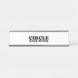 The Status Marker | Circle Back Never Executive Schreibtischnamensplakette