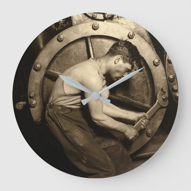 The Steamfitter by Lewis Hine Große Wanduhr (Vorderseite)