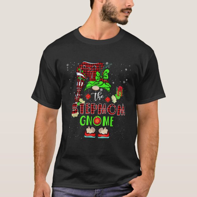 The Stepmom Gnome Christmas Red Plaid Gnome Hat Fa T-Shirt (Vorderseite)