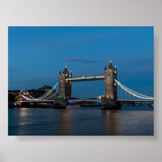 The tower bridge at blue hour poster (Vorne)