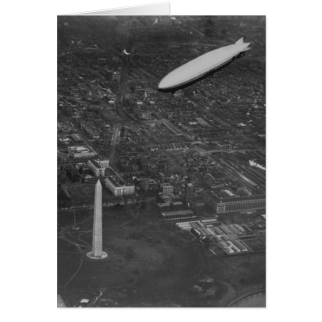 The US Airship 'USS Los Angeles' ZR3 flying over (Vorne)