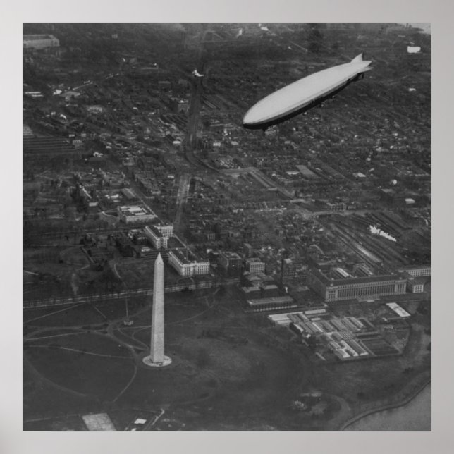 The US Airship 'USS Los Angeles' ZR3 flying over Poster (Vorne)