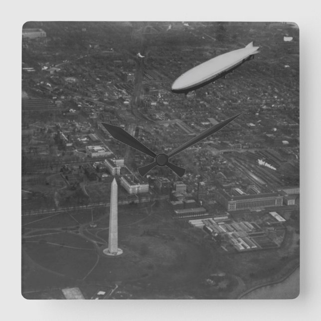 The US Airship 'USS Los Angeles' ZR3 flying over Quadratische Wanduhr (Vorderseite)