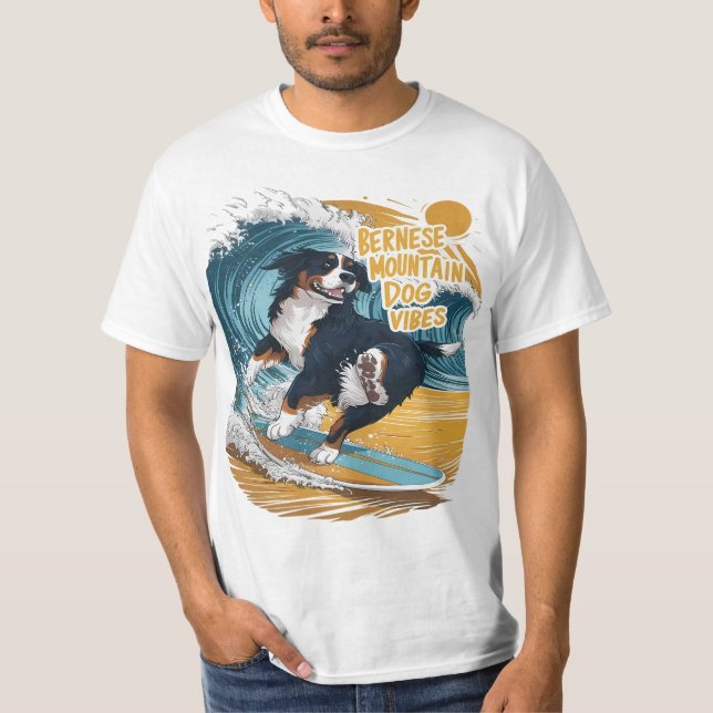 The Wave Rider Bernese Mountain Hund Surfen T-Shirt (Vorderseite)
