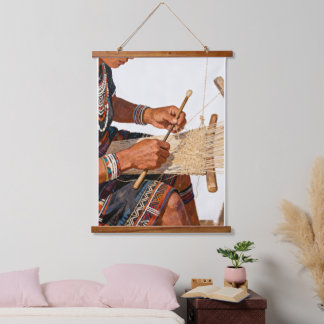 The Weaver’s Song Heritage Wall Art Wandteppich Mit Holzrahmen