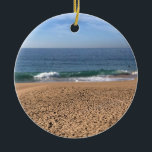 The Wedge, Newport Beach, Kalifornien Keramik Ornament<br><div class="desc">Blick auf die Wellen,  die am Ufer mit Pelikanen am Wedge in Newport Beach,  Kalifornien abstürzen. Foto wurde im November 2022 aufgenommen.</div>