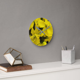 The yellow of laburnum flowers runde wanduhr