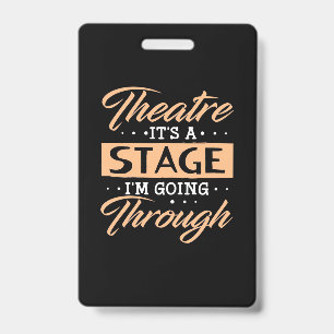 Theater ist es eine Bühne Schauspieler durch gehen Ausweis