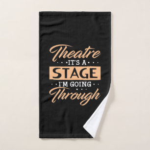 Theater ist es eine Bühne Schauspieler durch gehen Handtuch