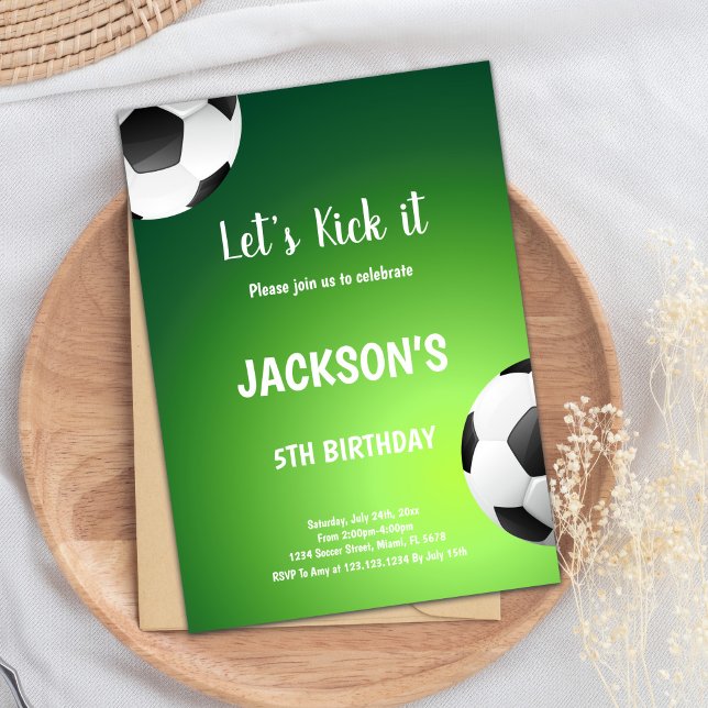 Thema "Grüner Hintergrund" Einladung (Let's Kick it Green Back Soccer Birthday Invitation)