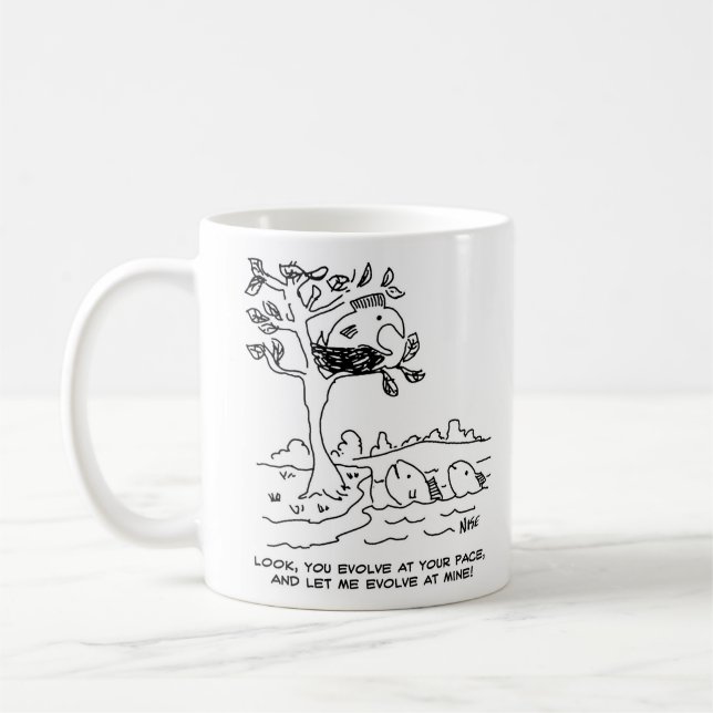 Theorie der Evolution. Fischen in einem Nest Kaffeetasse (Links)