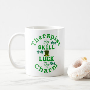 Therapeut durch Fertigkeit, Glück von Charm St Pat Kaffeetasse