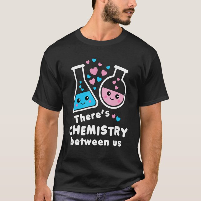 There's Chemistry Between Us Funny Science Valenti T-Shirt (Vorderseite)